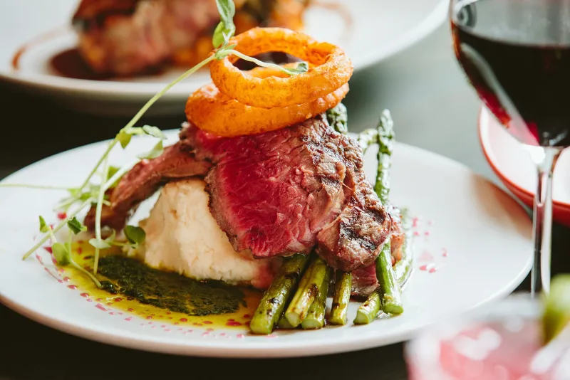Seared steak with asparagus and crispy onion rings
